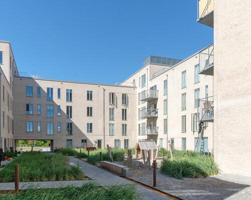 Skøn og lys 3 værelses lejlighed med to altaner ved vandet