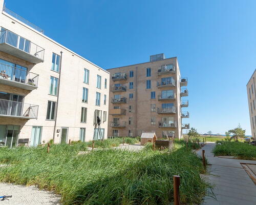 Skøn og lys 3 værelses lejlighed med to altaner ved vandet