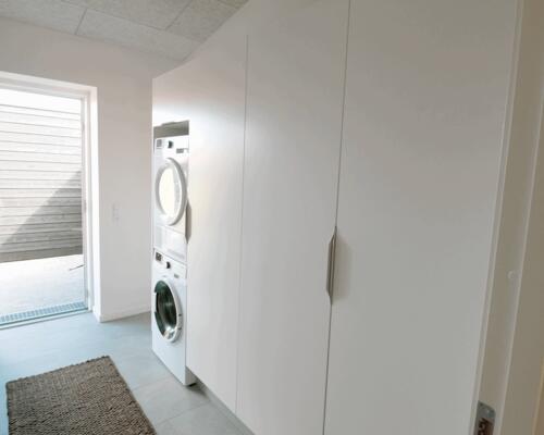 Lækkert 2-værelses rækkehus med god indretning. Obs. alle billeder, plantegninger og visualiseringer er vejledende. Denne bolig er spejlvendt ift. plantegningen.