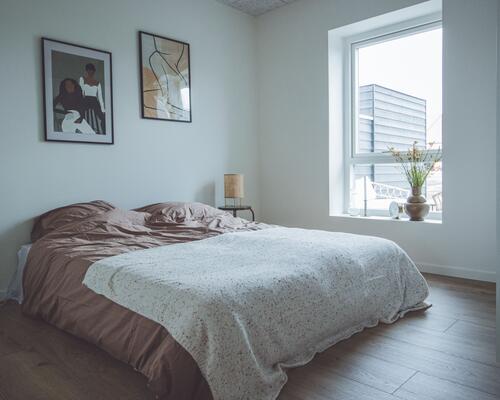 Lækkert 2-værelses rækkehus med god indretning. Obs. alle billeder, plantegninger og visualiseringer er vejledende. Denne bolig er spejlvendt ift. plantegningen.