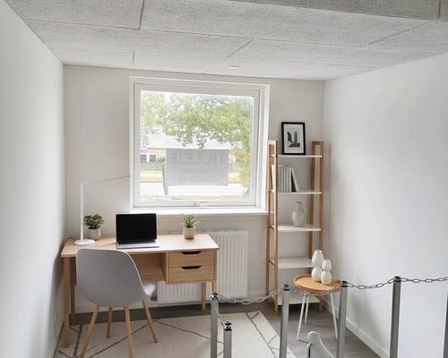 Lyst rækkehus på 109 m2 med have, egen indkørsel og moderne indretning – husdyr tilladt