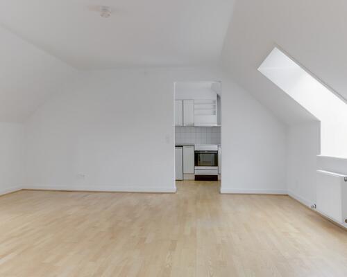 Lys 2-værelses på 61 m2 i tagetagen med skråvægge, separat køkken og rummeligt bad