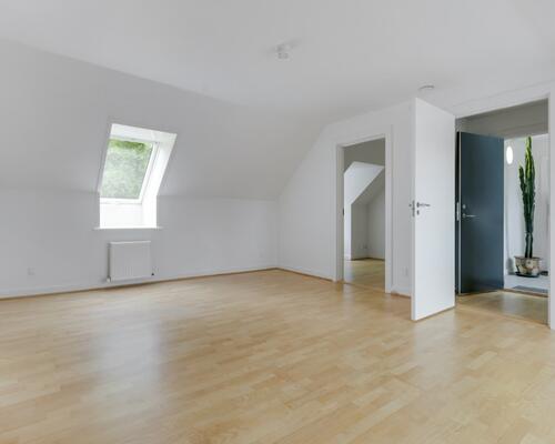 Lys 2-værelses på 61 m2 i tagetagen med skråvægge, separat køkken og rummeligt bad