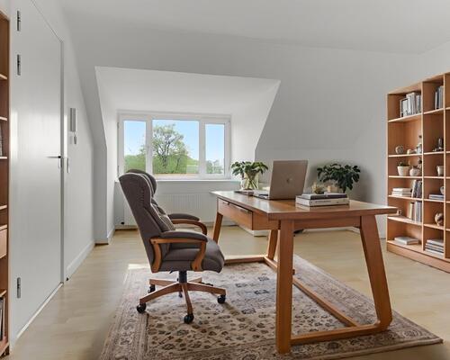 Lys 2-værelses på 61 m2 i tagetagen med skråvægge, separat køkken og rummeligt bad