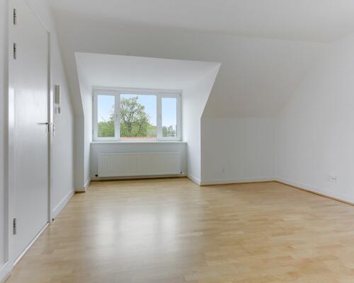 Lys 2-værelses på 61 m2 i tagetagen med skråvægge, separat køkken og rummeligt bad