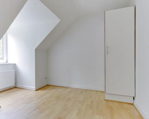 Lys 2-værelses på 61 m2 i tagetagen med skråvægge, separat køkken og rummeligt bad