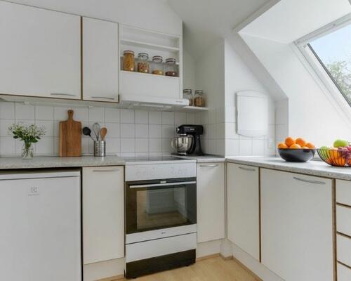 Lys 2-værelses på 61 m2 i tagetagen med skråvægge, separat køkken og rummeligt bad