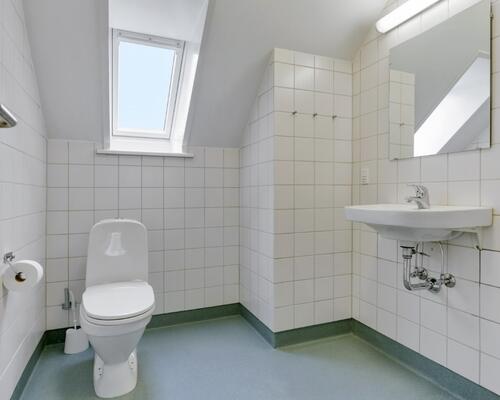 Lys 2-værelses på 61 m2 i tagetagen med skråvægge, separat køkken og rummeligt bad