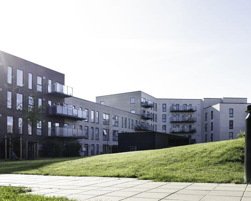 Egedal Stationsby - Lys og indbydende lejebolig med stor hjørne altan og udsigt til markerne