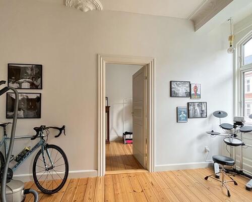 Stor delevenlig lejlighed i M.P.Bruuns gade midt på Frederiksbjerg