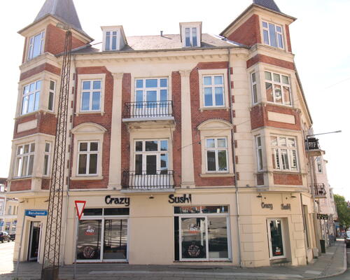 Stor 3-værelses bolig med altan og central beliggenhed