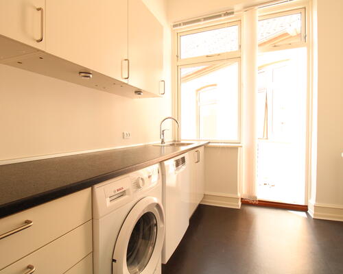 Stor 3-værelses bolig med altan og central beliggenhed