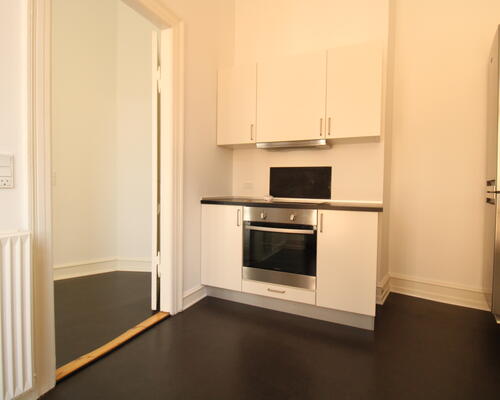 Stor 3-værelses bolig med altan og central beliggenhed