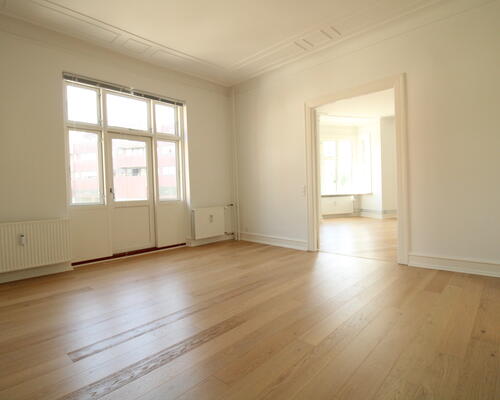 Stor 3-værelses bolig med altan og central beliggenhed