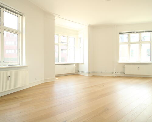 Stor 3-værelses bolig med altan og central beliggenhed