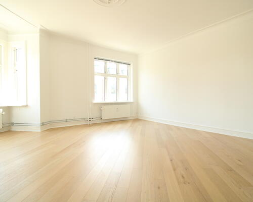 Stor 3-værelses bolig med altan og central beliggenhed