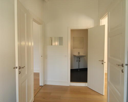 Stor 3-værelses bolig med altan og central beliggenhed