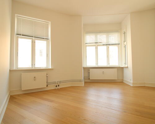 Stor 3-værelses bolig med altan og central beliggenhed