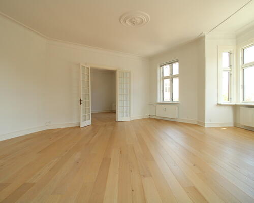 Stor 3-værelses bolig med altan og central beliggenhed