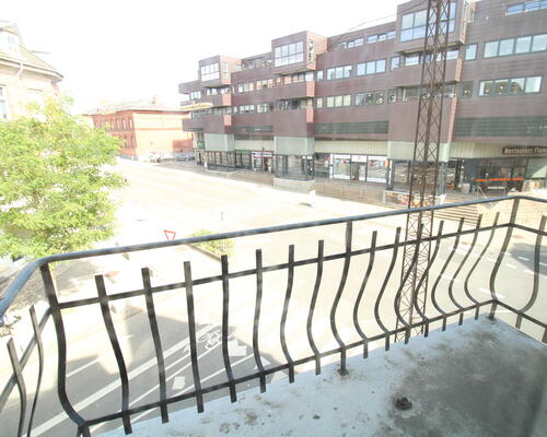 Stor 3-værelses bolig med altan og central beliggenhed