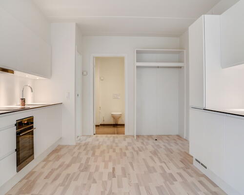 Kun 2 måneders depositum - Stor 3-værelses lejlighed med altan