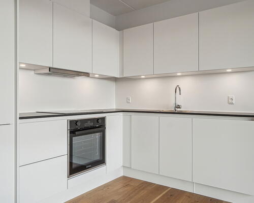 Skøn og funktionel 2-lejlighed med masser af lys, moderne faciliteter og stor altan med udsigt til hyggeligt villakvarter - Ingen bindingsperiode!