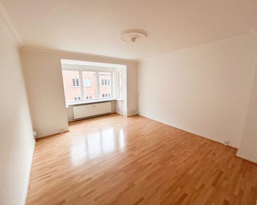 Lys 2-værelses lejlighed i vestbyen