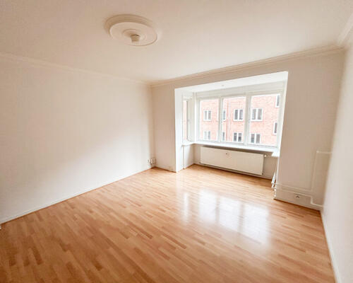 Lys 2-værelses lejlighed i vestbyen