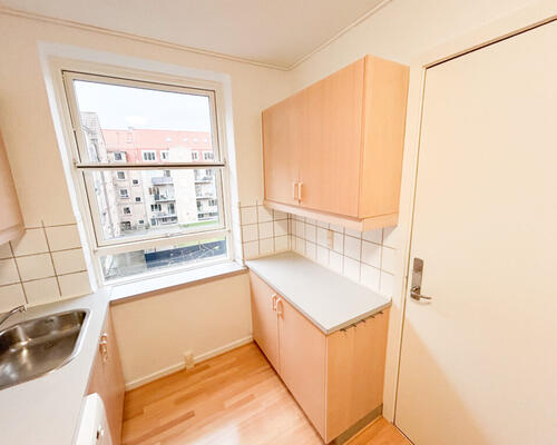 Lys 2-værelses lejlighed i vestbyen