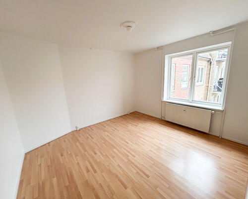 Lys 2-værelses lejlighed i vestbyen