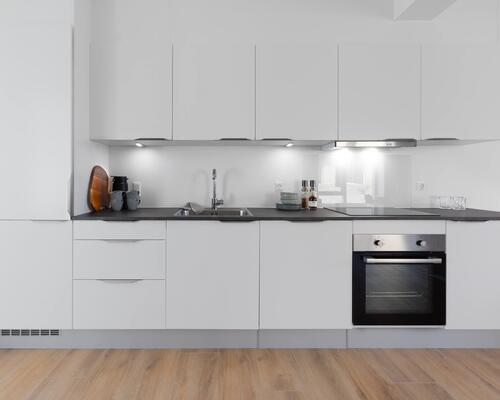 Denne toværelses lejebolig er skabt til parret eller singlen, der værdsætter rummelighed, moderne design og alt i hårde hvidevarer. Til boligen hører eget skur. Obs: denne bolig er spejlvendt ift. plantegning.