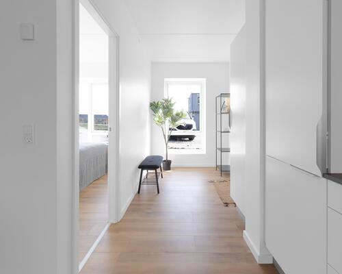 Denne toværelses lejebolig er skabt til parret eller singlen, der værdsætter rummelighed, moderne design og alt i hårde hvidevarer. Til boligen hører eget skur. Obs: denne bolig er spejlvendt ift. plantegning.