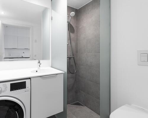 Denne toværelses lejebolig er skabt til parret eller singlen, der værdsætter rummelighed, moderne design og alt i hårde hvidevarer. Til boligen hører eget skur. Obs: denne bolig er spejlvendt ift. plantegning.