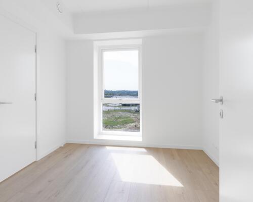 Større treværelses lejlighed med et centralt køkken-alrum i åben forlængelse med stuen. Lejligheden har et stort soveværelse samt et mindre værelse, bad og altan/terrasse. Til boligen hører eget skur.