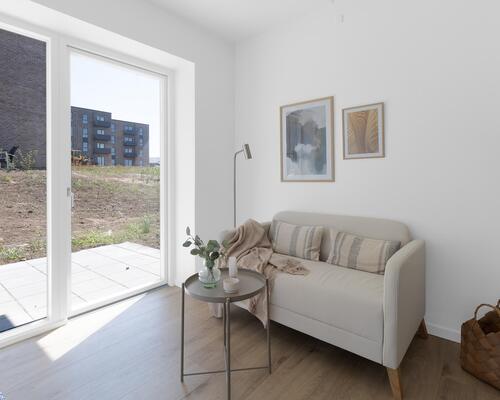 Velindrettet toværelses lejlighed med køkken og stue i ét, soveværelse, stilrent badeværelse samt egen altan eller terrasse. Til boligen hører eget skur.