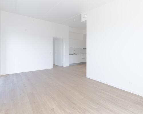 Større treværelses lejlighed med et centralt køkken-alrum i åben forlængelse med stuen. Lejligheden har et stort soveværelse samt et mindre værelse, bad og altan/terrasse. Til boligen hører eget skur.