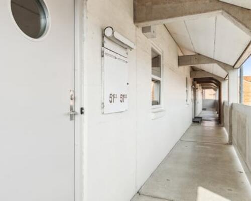 Vil du bo centralt i Vejle i en nyrenoveret lejlighed?