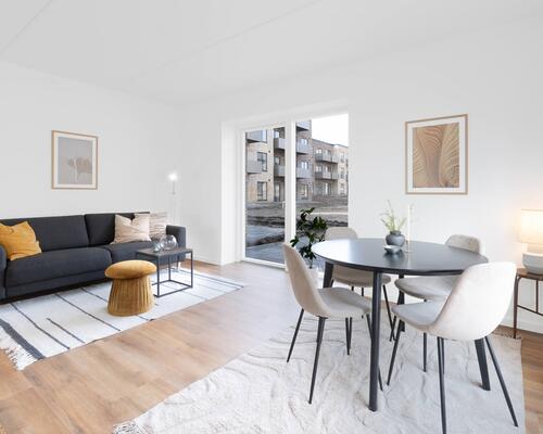 Denne toværelses lejebolig er skabt til parret eller singlen, der værdsætter rummelighed, moderne design og alt i hårde hvidevarer. Til boligen hører eget skur. Obs: denne bolig er spejlvendt ift. plantegning.