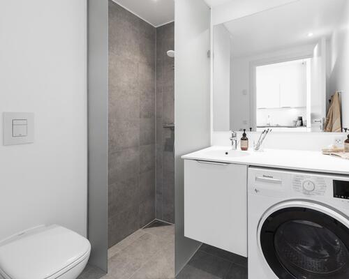 Denne toværelses lejebolig er skabt til parret eller singlen, der værdsætter rummelighed, moderne design og alt i hårde hvidevarer. Til boligen hører eget skur. Obs: denne bolig er spejlvendt ift. plantegning.