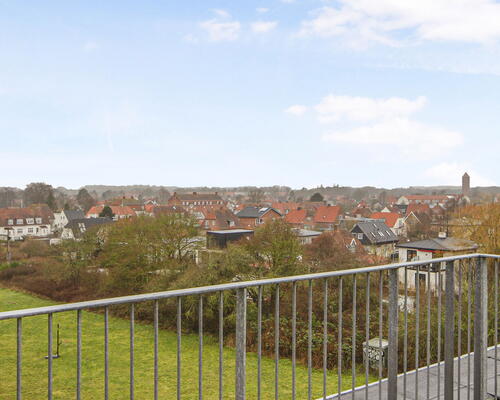 Skøn og lys 3 værelses lejlighed med to altaner ved vandet