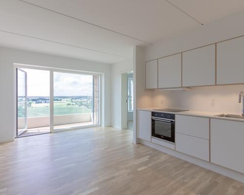 Højtbeliggende 3-værelses lejlighed med altan