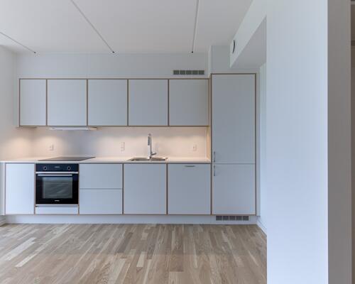 Højtbeliggende 3-værelses lejlighed med altan