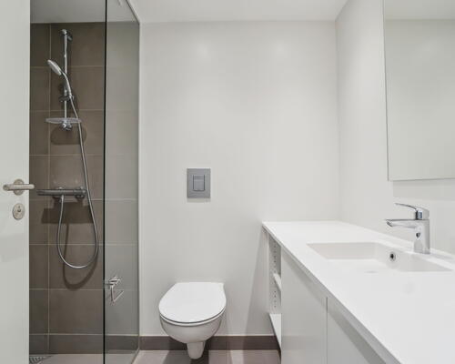 Delevenlig og rummelig 5-værelses bolig med to toiletter, stort køkken-alrum og solrig sydvendt altan – Ideel til familien eller roommates! Ingen bindingsperiode