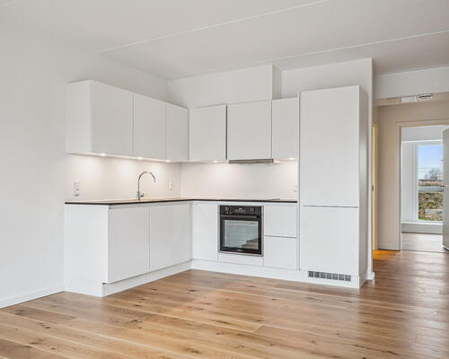 Rummelig og stilren 3-værelses lejlighed med stort køkken-alrum og stor altan ud til gården - Gulvarme i hele boligen!