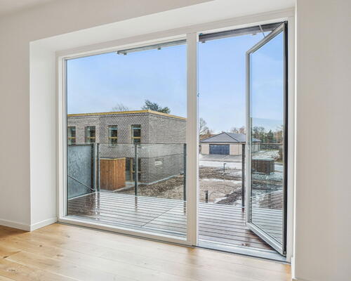 Rummelig og stilren 3-værelses lejlighed med stort køkken-alrum og stor altan ud til gården - Gulvarme i hele boligen!