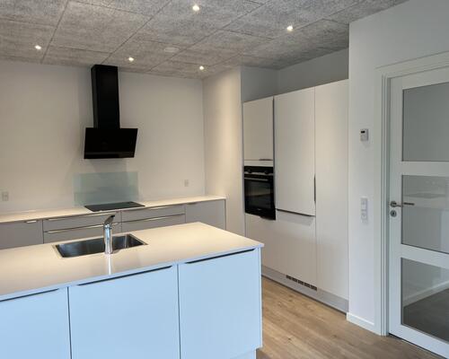 VELKOMMEN TIL RØLLIKEVEJ - NYBYGGET, ENERGIVENLIGE OG MODERNE RÆKKEHUSE TIL LEJE I ARNBJERG.