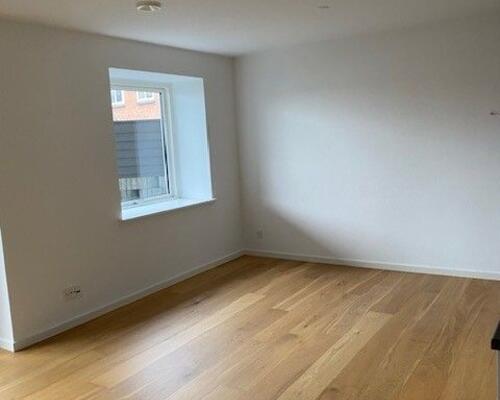 Centralt i Hadsten med egen terrasse