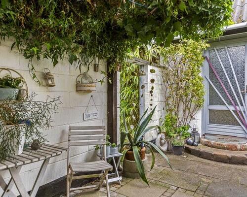 Rummelig 5‑værelses villa på 170 m2 med udestue, frodig have og garage – husdyr tilladt