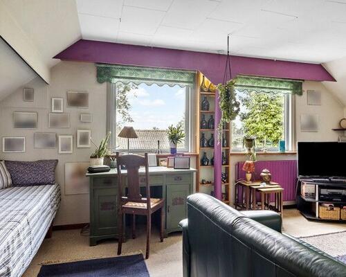 Rummelig 5‑værelses villa på 170 m2 med udestue, frodig have og garage – husdyr tilladt