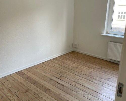 Lys 3-værelses med klassiske plankegulve